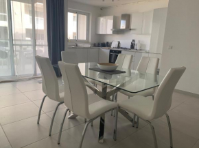 NEW, beautiful modern 3 bed apartment near the sea frount